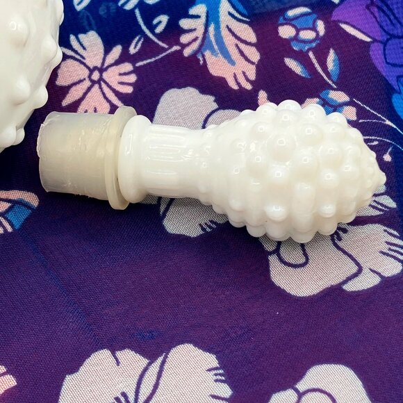 1970's Avon Hobnail Milk Glass Bath Oil Cruet ( Empty ) With Stopper - Picture 5 of 8